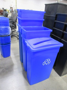 lot 358 image: CONTINENTAL 23 GALLON RECYCLE BINS WITH LIDS
