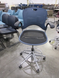 lot 409 image: HERMAN MILLER CAPER STOOL - BLUE