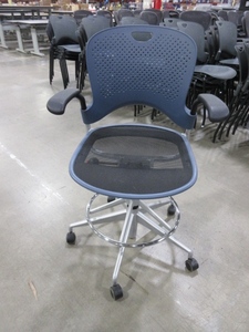 lot 410 image: HERMAN MILLER CAPER STOOL - BLUE