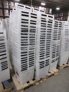 lot 486 image: PALLET OF PLASTIC TOTES