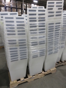 lot 487 image: PALLET OF PLASTIC TOTES