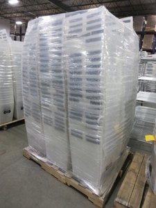 lot 489 image: PALLET OF PLASTIC TOTES
