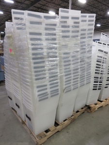 lot 498 image: PALLET OF PLASTIC TOTES