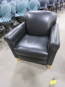 lot 367 image: BERNHARDT BLACK LEATHER CLUB CHAIR