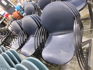 lot 405 image: STEELCASE PLASTIC STACKING CHAIRS - NAVY
