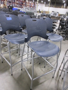 lot 418 image: HERMAN MILLER CAPER STOOL - BLUE