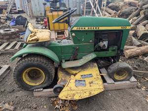 John Deere 100 Lawn Tractor