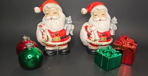 lot 60 image: Pair of Vintage Ceramic Santas and Christmas Salt & Pepper Shakers