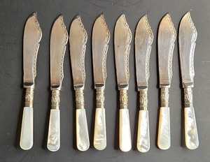 lot 91 image: Mother of Pearl Handled Antique Fruit Knives