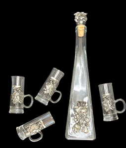 lot 90 image: Vintage Arcoroc France Liquor Decanter & 4 Shot Glasses