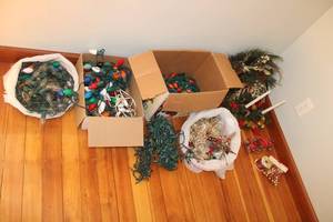 lot 5 image: Assorted Christmas Holiday Decor Lot