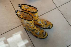 lot 17 image: Yellow Rain Boots with Farm Animal Design - Size 8
