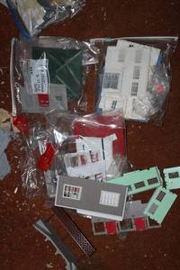 lot 22 image: Model Building Kits Assorted Parts and Pieces