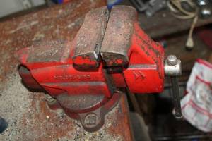 lot 44 image: Heavy-Duty Bench Vise