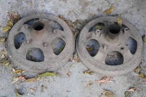 lot 51 image: Lot of Industrial Cast Iron and Swivel Caster Wheels