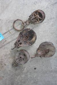 lot 58 image: Vintage Iron Barn Pulleys Lot of 4