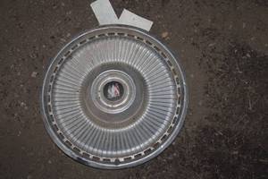lot 67 image: Vintage Car Hubcap