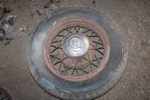lot 70 image: Vintage 1933-1934 Ford Wire Wheel with Hubcap