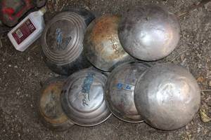 lot 88 image: Vintage Ford Hubcaps Lot of 7