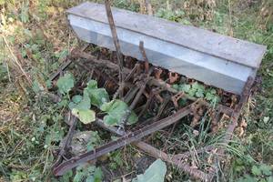 lot 91 image: Vintage Metal Farm Seed Planter