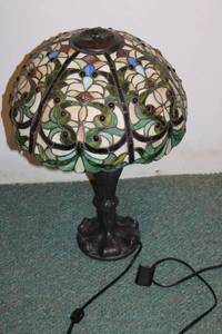 lot 93 image: Tiffany Style Stained Glass Table Lamp