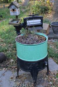 lot 115 image: Vintage Washing Machine Garden Planter with Birdhouse Decor