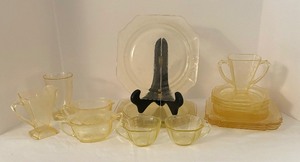 lot 106 image: Vintage Yellow Depression Glass Grouping