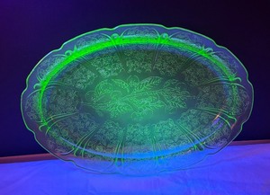 lot 124 image: Vintage Green Depression Uranium Glass Serving Platter