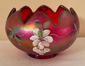 lot 130 image: Vintage Fenton Amberina Vase Hand Painted by C. Smith