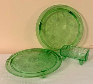 lot 131 image: Vintage Trivets and Uranium Glass Log Dish