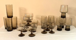 lot 140 image: Variety of Vintage Glassware