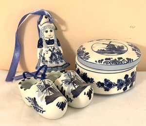 lot 187 image: Vintage Blue and White Delft Collectibles