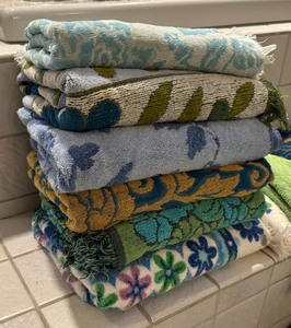 lot 236 image: Variety of Groovy Vintage Towels