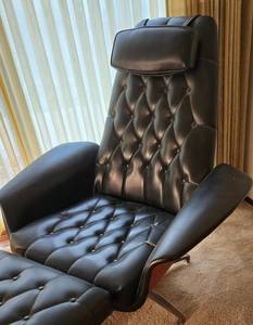 lot 9 image: Mid Century Modern Black Leather Chair & Ottoman
