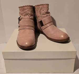 lot 150 image: New in Box Bosnian Booties