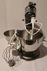 lot 160 image: Kitchenaid Mixer & Bowl Set
