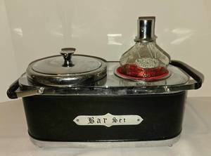 lot 163 image: Fun Vintage Musical Bar Set