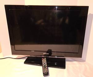 lot 165 image: Samsung Flatscreen 32 Television