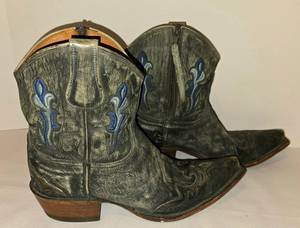 lot 176 image: Pair of Womens Diva Lucchese Cowboy Boots