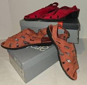 lot 248 image: Pair of Quality Arche Shoes