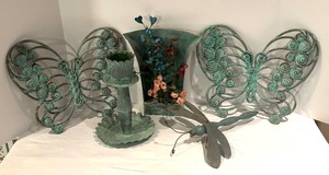 lot 277 image: Lovely Mid Century Decor