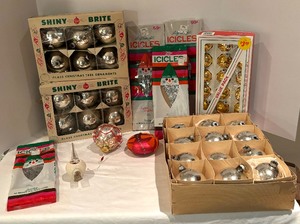 lot 315 image: Variety of Vintage Ornaments