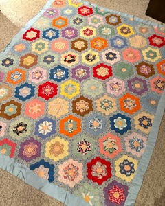 lot 323 image: Vintage Grandmothers Flower Garden Quilt
