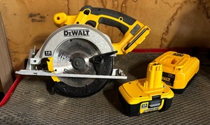 lot 376 image: DeWalt DC390 Cordless Circular Saw with Charger and Battery