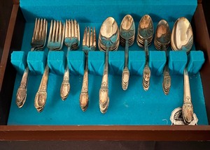 lot 411 image: Vintage Rogers Bros Flatware Grouping