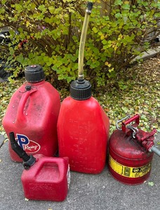 lot 347 image: Various Sized Gas Cans