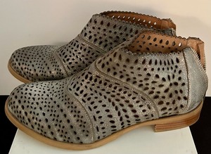 lot 293 image: Beautiful Womens Designer Boots
