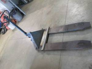 lot 7 image: Blue Giant manually operated pallet...