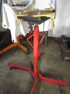 lot 9 image: Carolina 700lb foot operated Telesc...