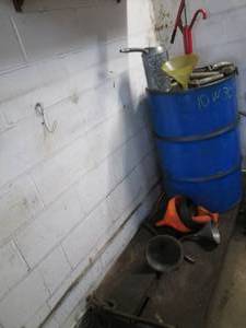 lot 14 image: Empty 55-gallon oil drum with pump ...